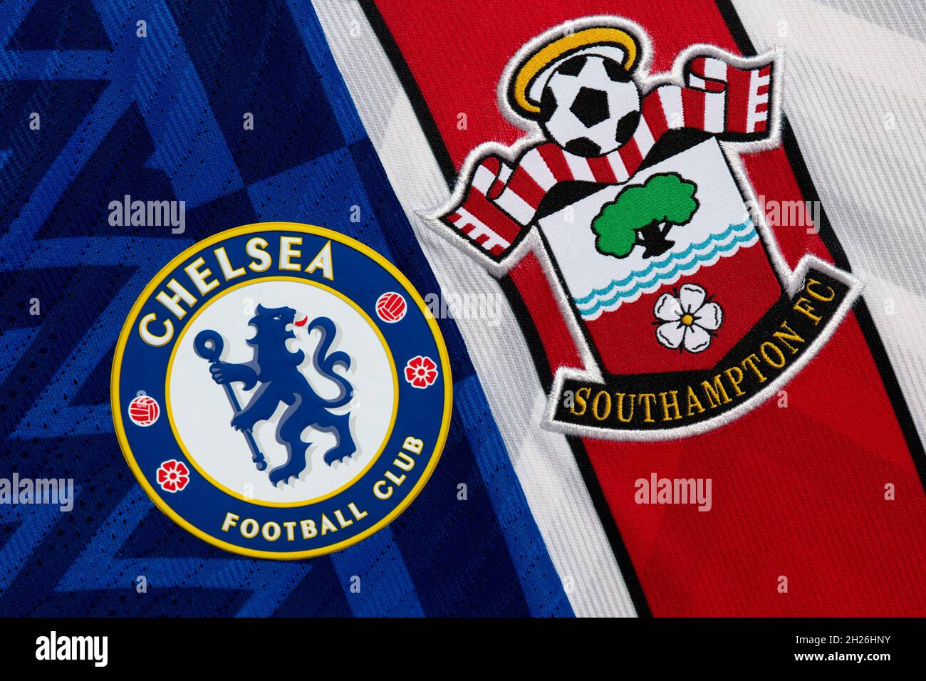 Nahaufnahme des Chelsea- und Southampton-Vereinswappens. Stockfoto