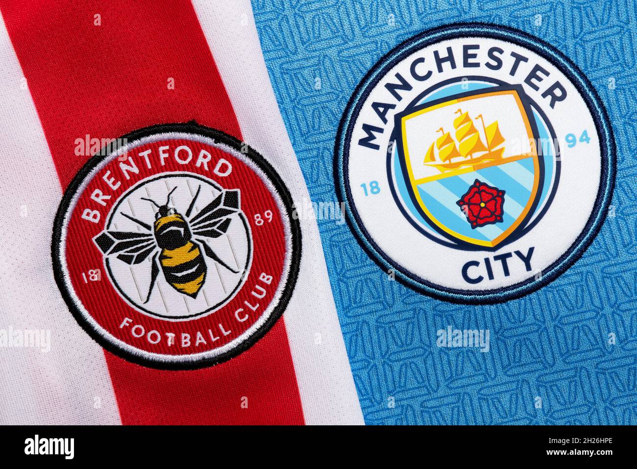 Nahaufnahme des Vereinswappens von Brentford und man City. Stockfoto