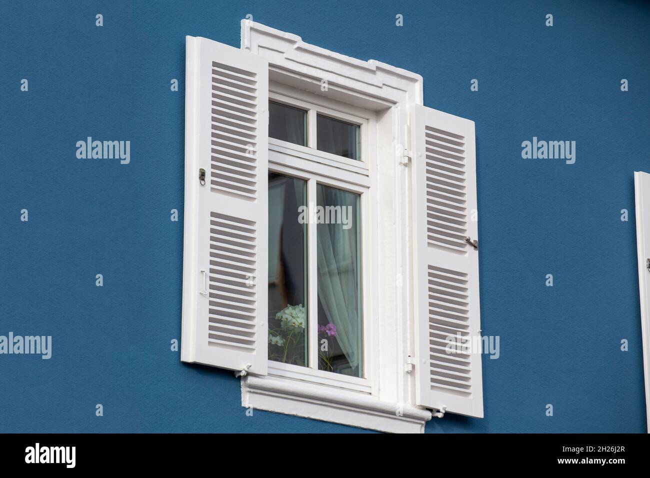 Fenster mit neuem Holz-Klappfenster Stockfoto