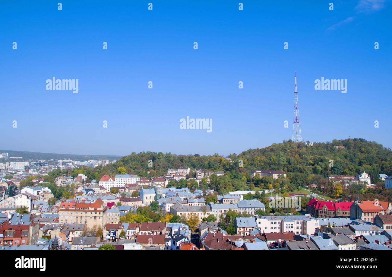 Draufsicht vom Rathaus auf Häuser in Lviv, Ukraine. Lviv aus der Vogelperspektive. Lviv Altstadt von oben. Stockfoto