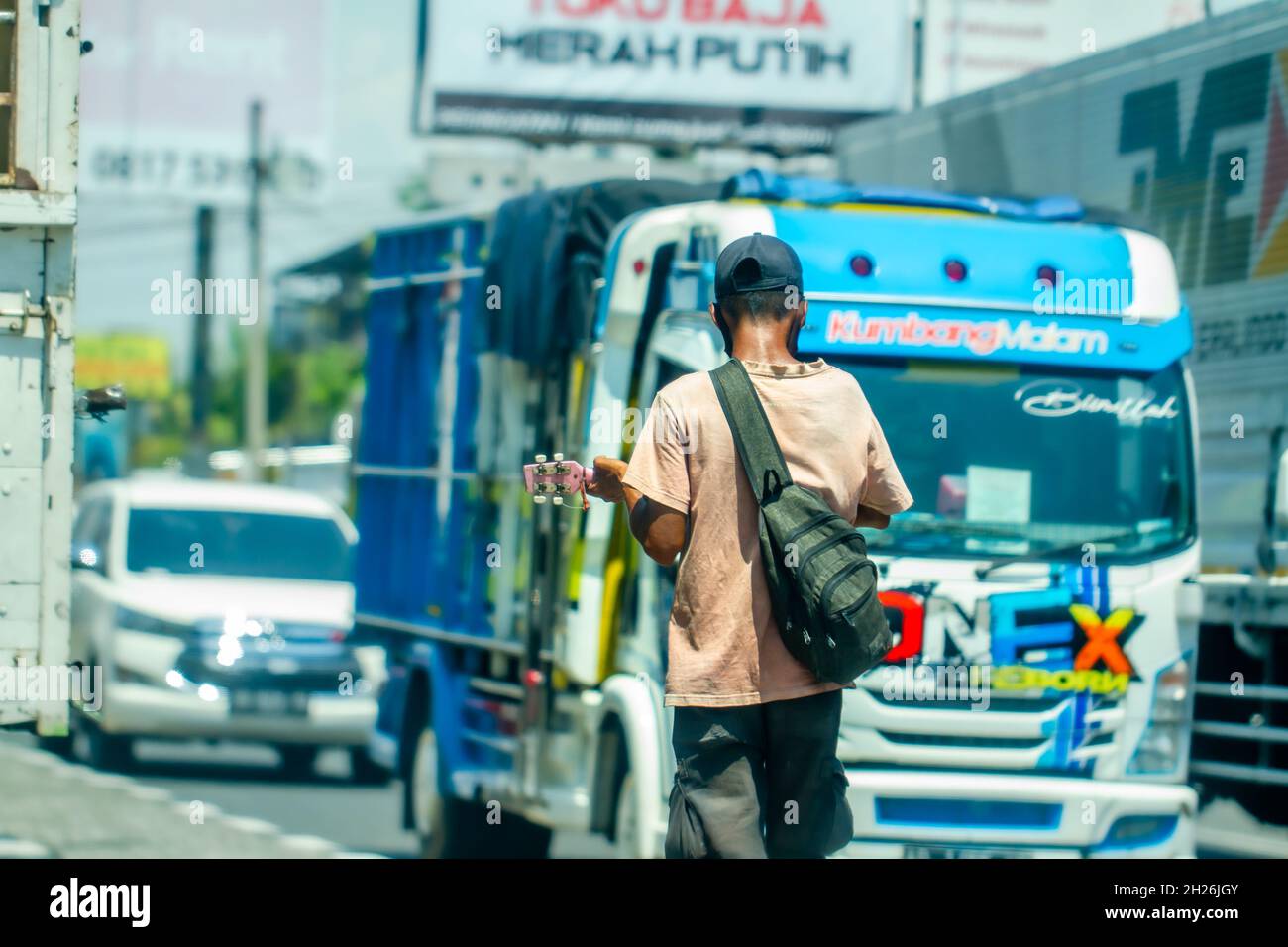 Ein Straßenmusiker in der Gegend um den Prambanan-Tempel ist während der Pandemie des Covid-19 in Aktion, um kleines Geld zu finden. KLATEN, INDONESIEN - 18. OKTOBER 2021. Stockfoto