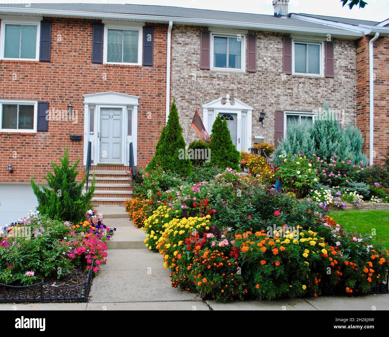 Gebäude und wunderschöner Garten an der Lake Avenue, Lakewood, Ohio Stockfoto