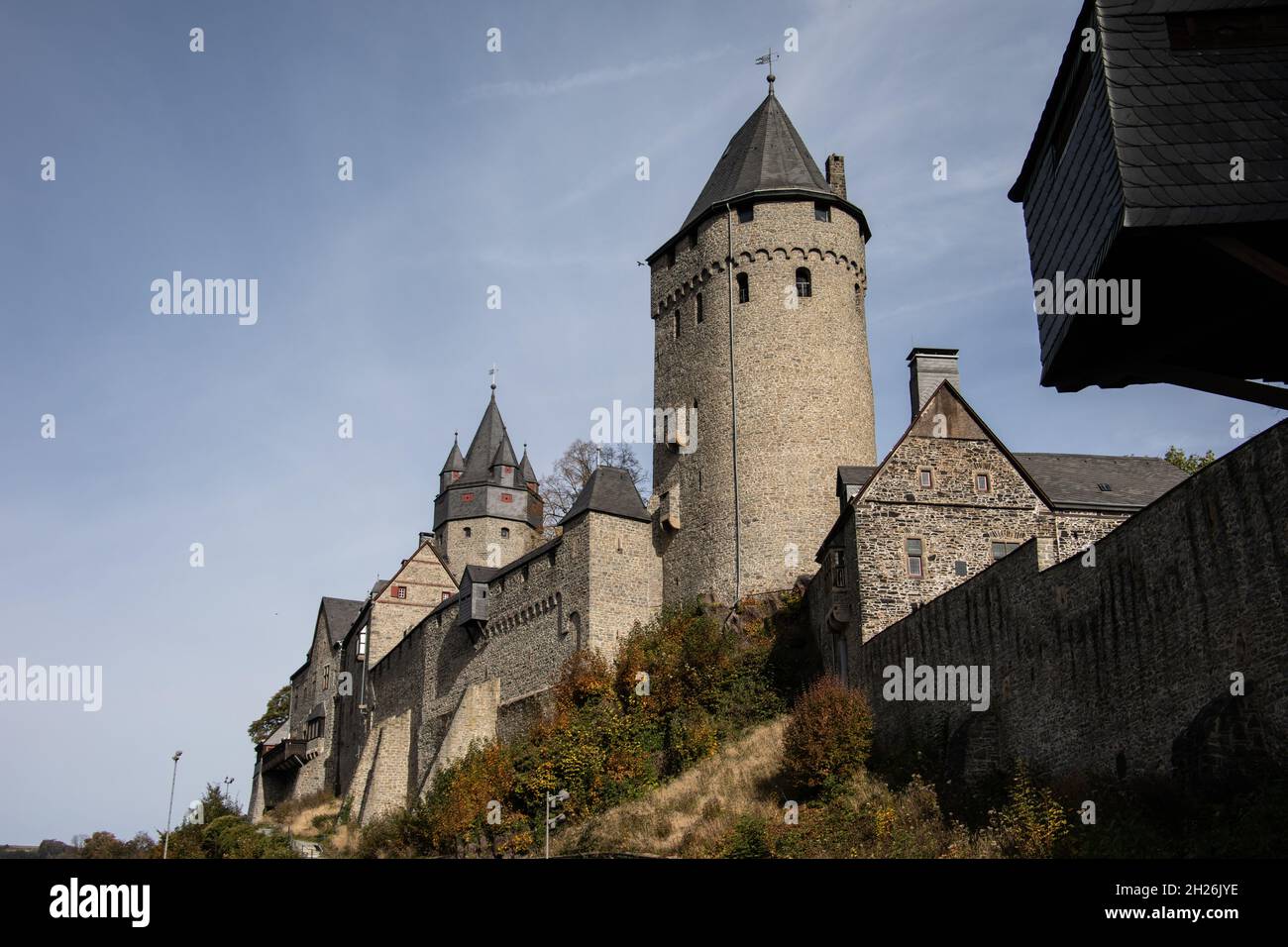 Schloss Altena auf dem Hügel Stockfoto