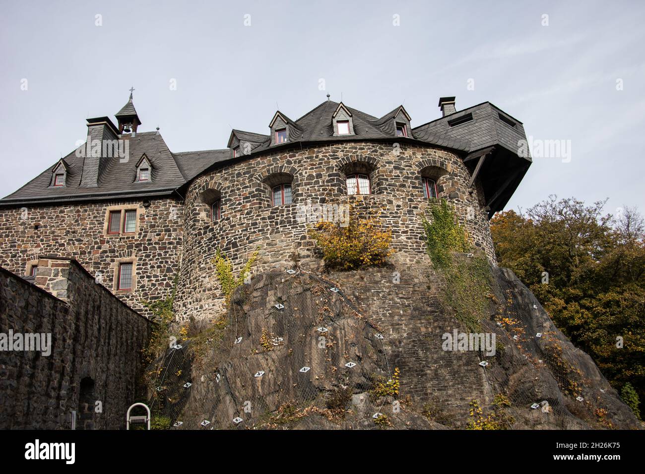 Schloss Altena auf dem Hügel Stockfoto