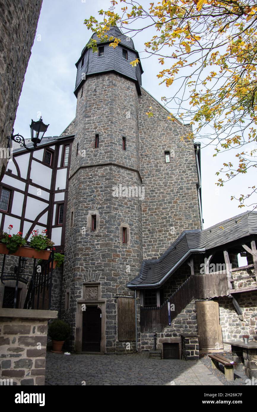 Schloss Altena auf dem Hügel Stockfoto