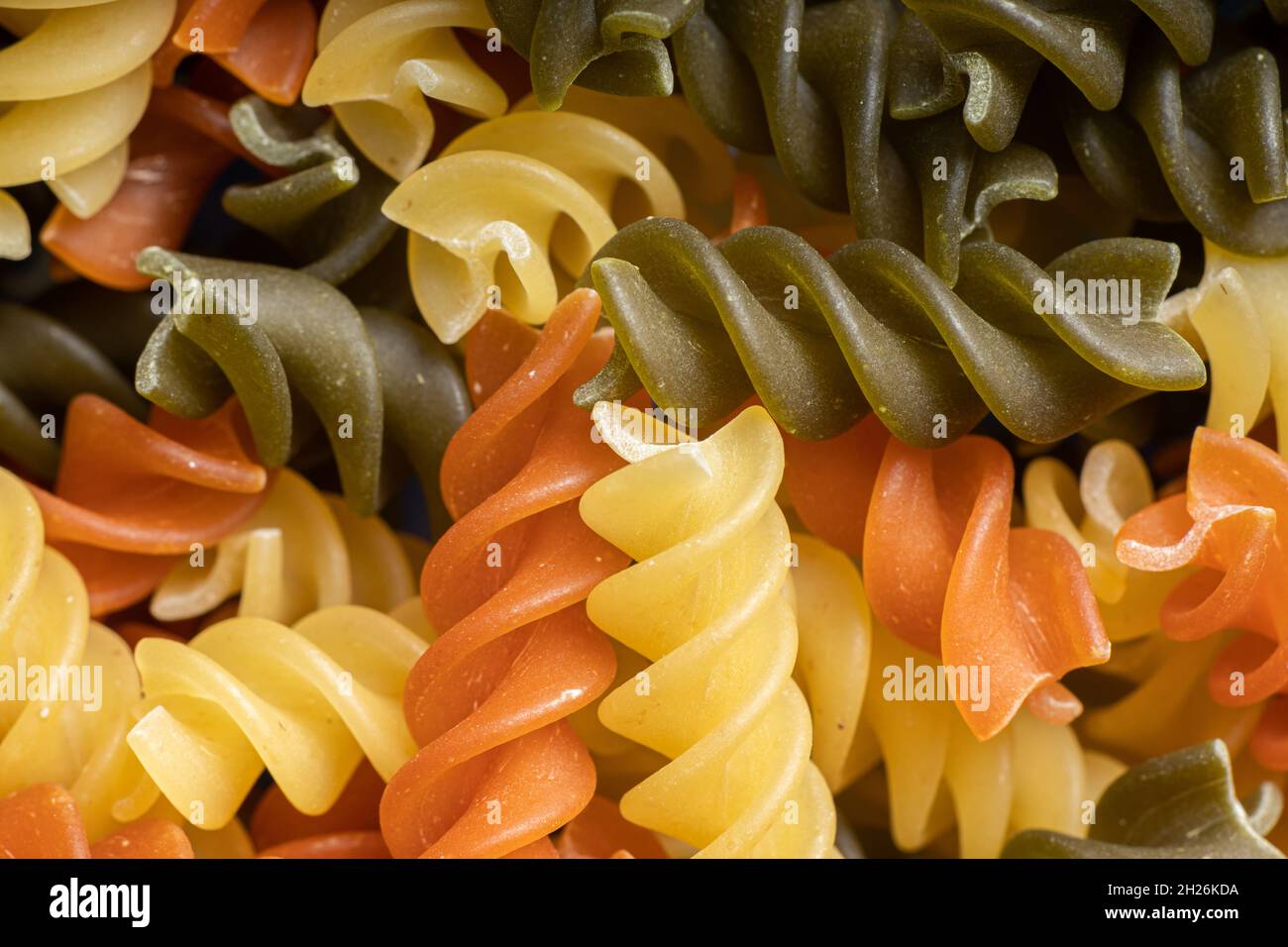 Rohe Spiralnudeln. Italienisches Speisekonzept Stockfoto