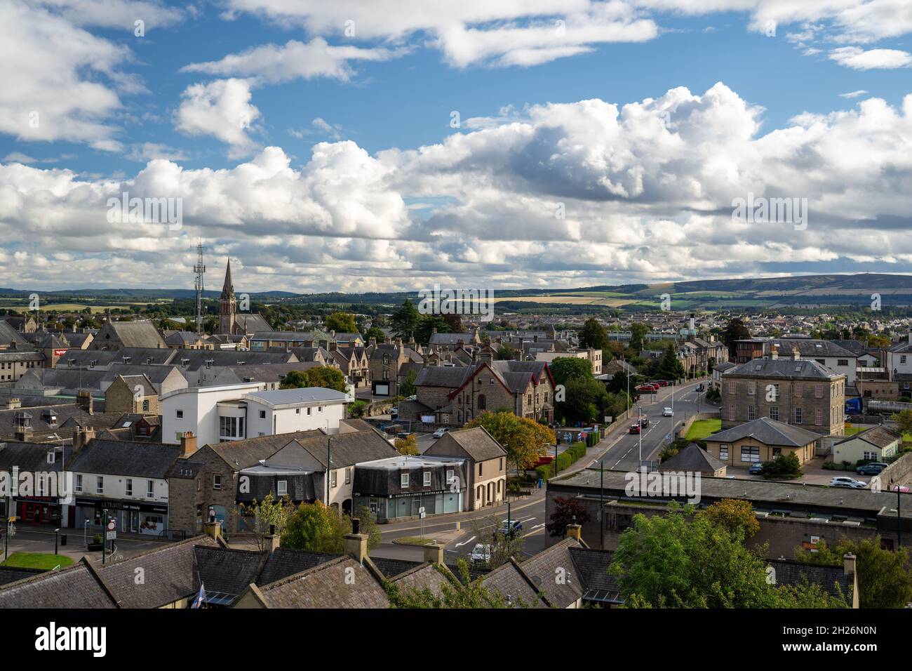 Street Scene mit Skulptur auf dem Plainstones. High Street, Royal Burgh von Elgin, Moray, Schottland, Großbritannien, Großbritannien Stockfoto