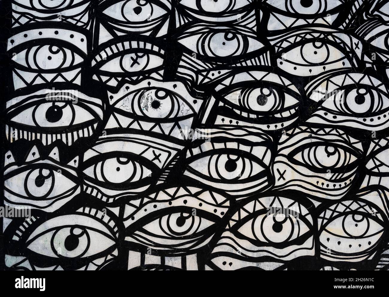 Schwarz-Weiß-Wandbild von Augen im Anafiotika-Viertel von Athen Stockfoto