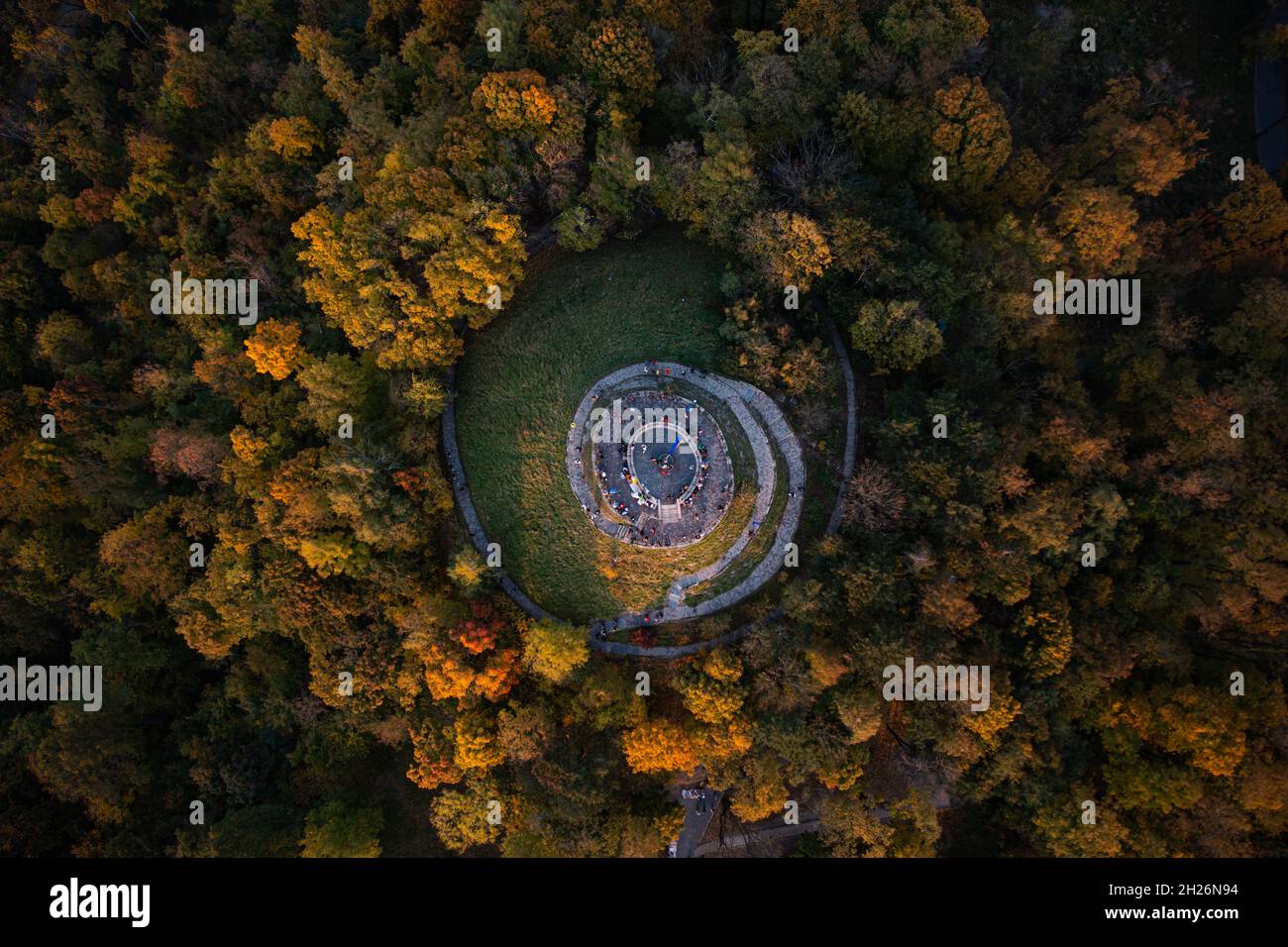 Luftaufnahme auf der Union des Lubliner Hügels im hohen Burgberg in Lviv, Ukraine von Drohne Stockfoto