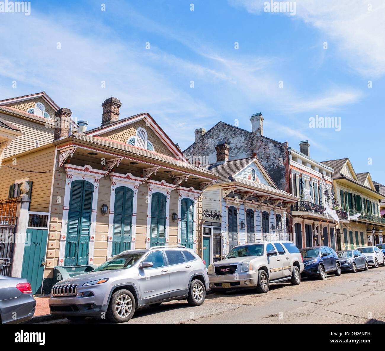 NEW ORLEANS, LA, USA - 16. OKTOBER 2021: Historische Häuser in der St. Peter Street im French Quarter Stockfoto