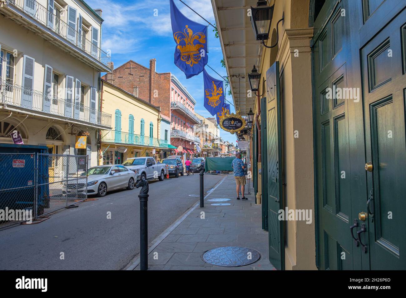 NEW ORLEANS, LA, USA - 16. OKTOBER 2021: Berühmter Antiquitätenladen M.S. Rau in der Royal Street im French Quarter Stockfoto