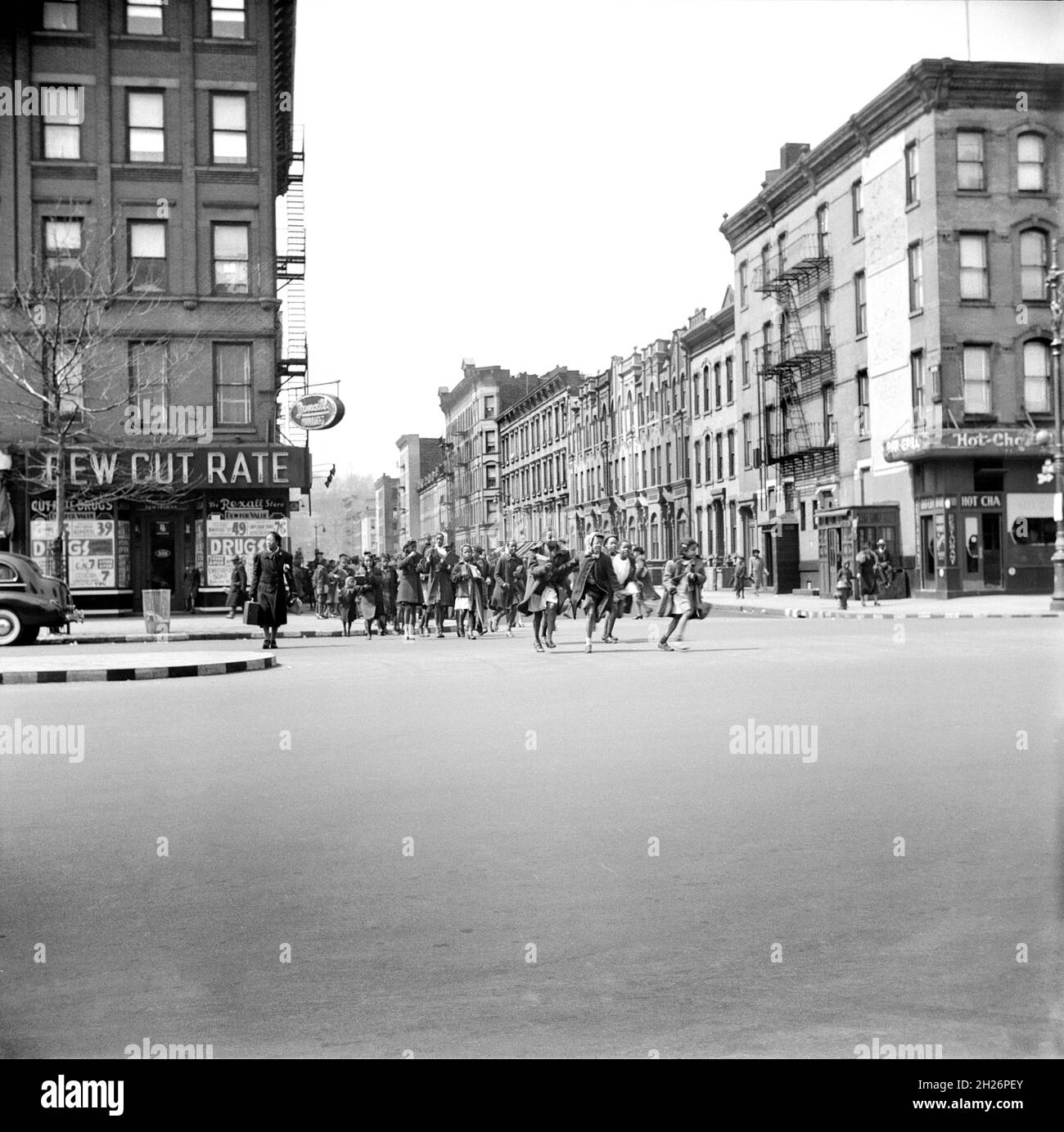 Schulkinder Crossing Street, Harlem, New York City, New York, USA, Gordon Parks, U.S. Office of war Information, Mai 1943 Stockfoto