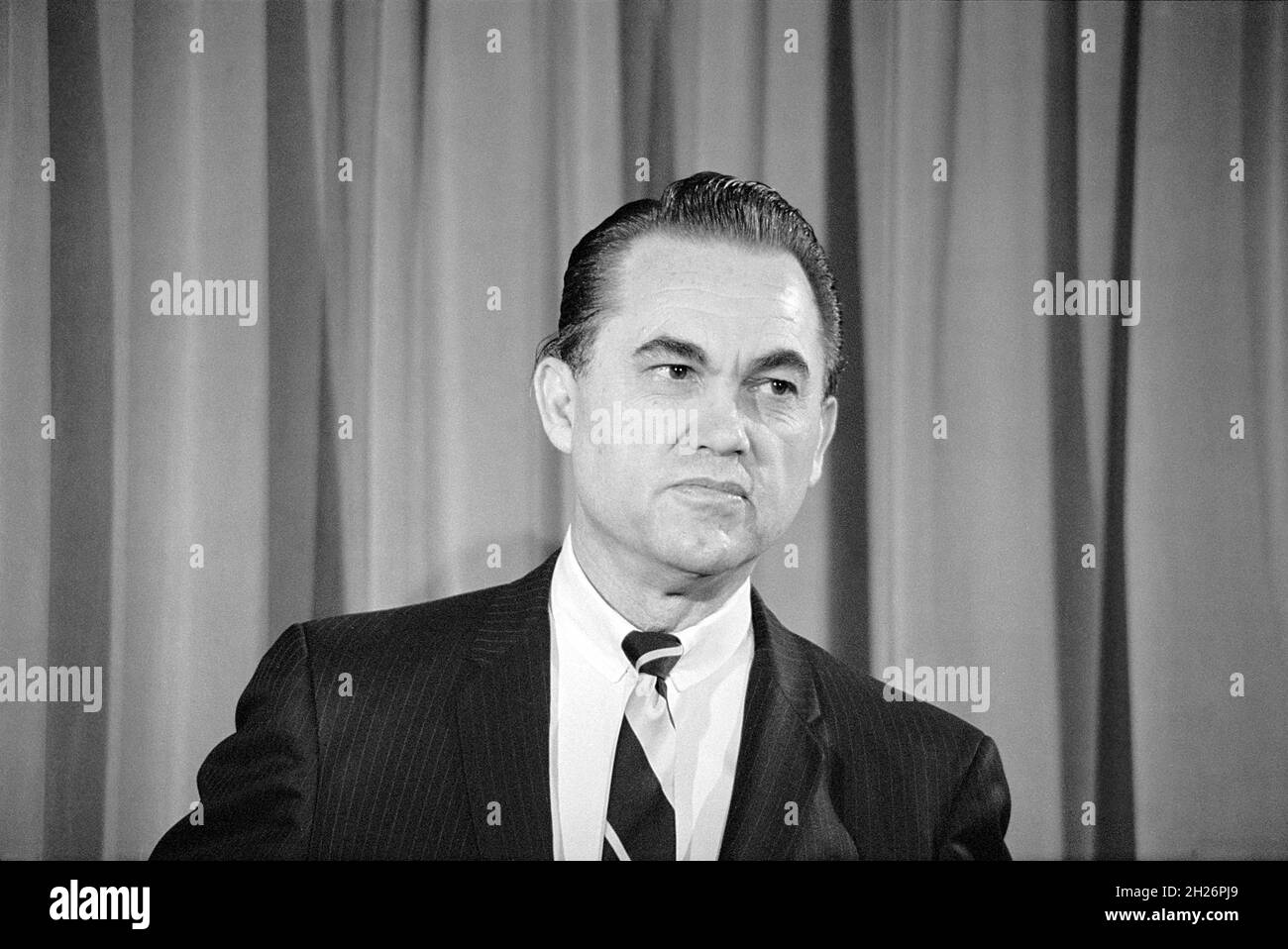 Der ehemalige Gouverneur von Alabama, George Wallace, kündigte auf der Pressekonferenz seine Kandidatur für die US-Präsidentin Marion S. Trikosko, US News & World Report Magazine Collection, 11. Februar 1968 an Stockfoto