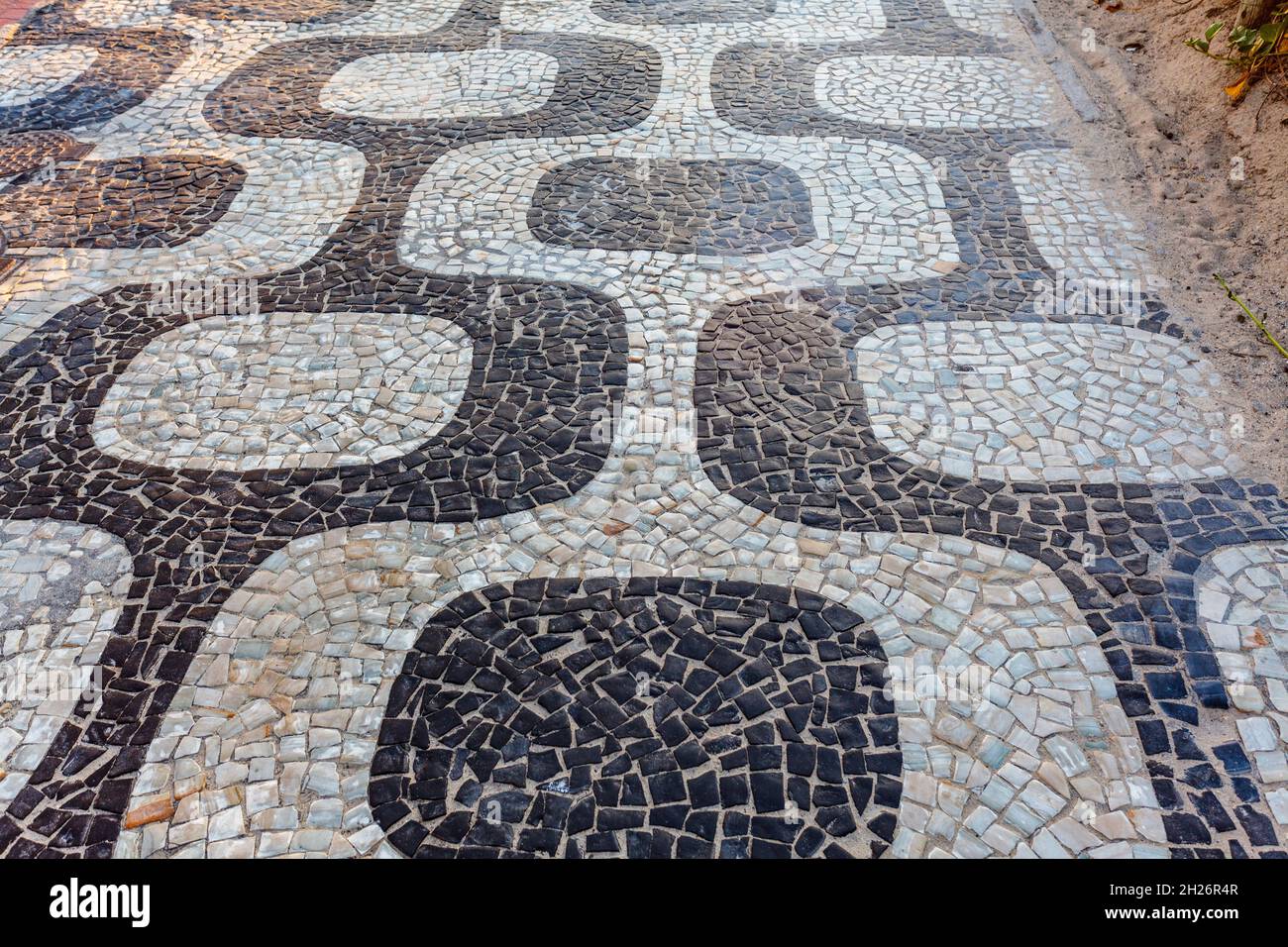 Schwarz-weißes Muster des berühmten Bürgersteiges in Ipanema (entworfen von Oscar Niemeyer), Rio de Janeiro, Brasilien, Südamerika Stockfoto