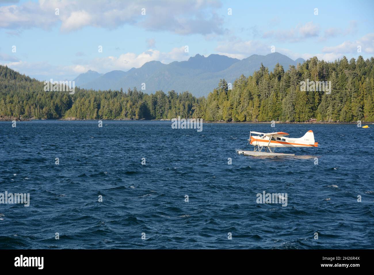 Ein Wasserflugzeug hebt im Clayoquot Sound, vor Tofino, Vancouver Island, British Columbia, Kanada, ab. Stockfoto