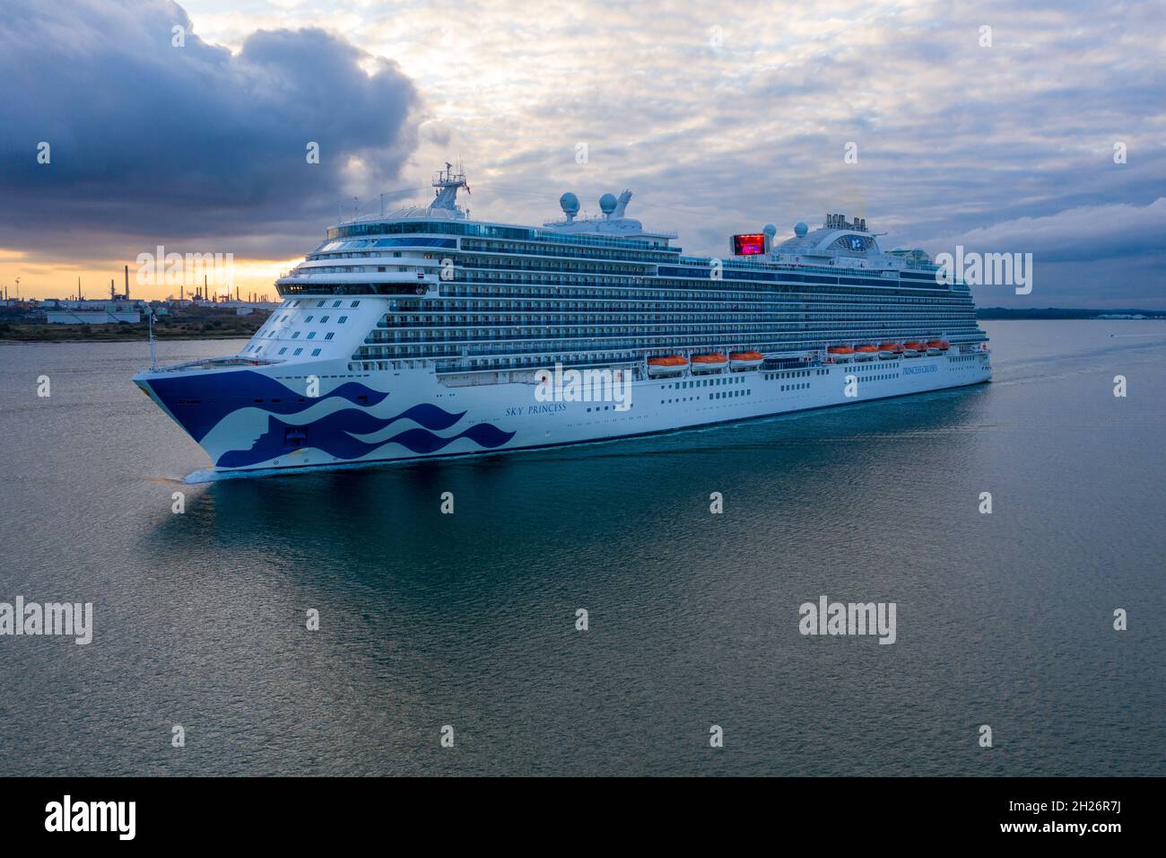 Luftaufnahme von Sky Princess of Princess Cruises eine Tochtergesellschaft der Carnival Corporation Kreuzfahrtschiff verlassen Southampton Oktober 2021. Stockfoto