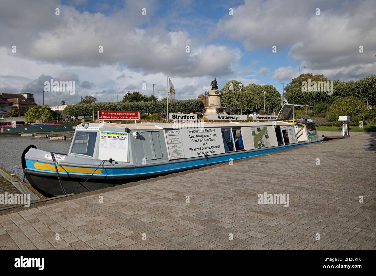 Das Informationszentrum der Stratford Waterways Narrowboat, das im Stratford Basin festgemacht ist, wird vom Avon Navigation Trust und dem Stratford District Counil, St, betrieben Stockfoto