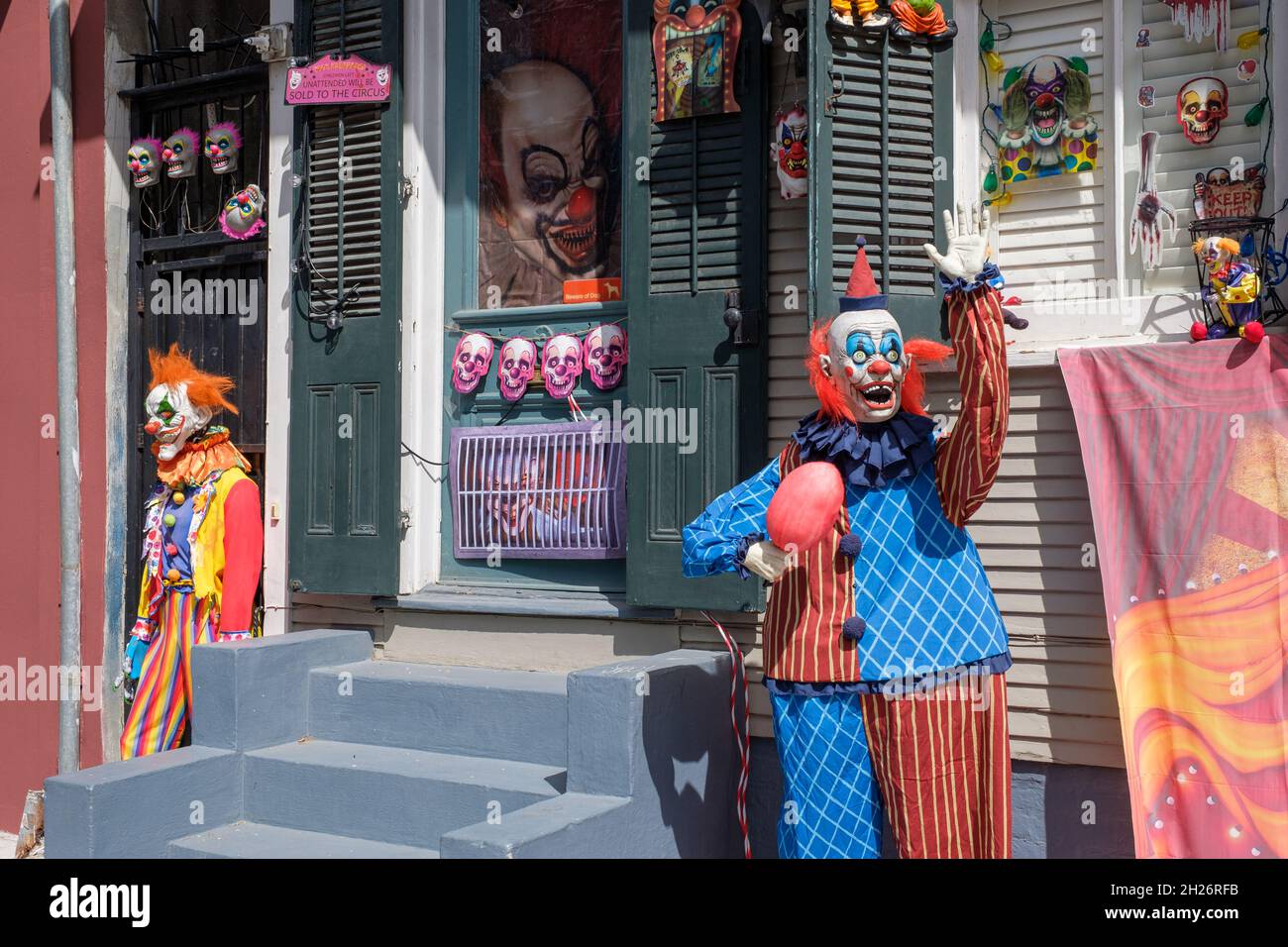 NEW ORLEANS, LA, USA - 16. OKTOBER 2021: Gruselige Clown Halloween Dekorationen im French Quarter Stockfoto