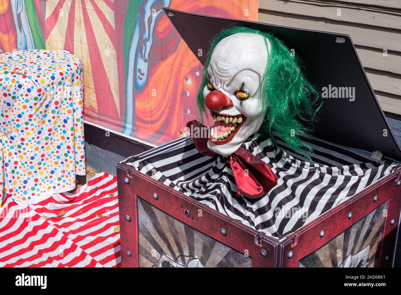 NEW ORLEANS, LA, USA - 16. OKTOBER 2021: Gruseliger Clown Jack in der Box Halloween Dekoration im French Quarter Stockfoto