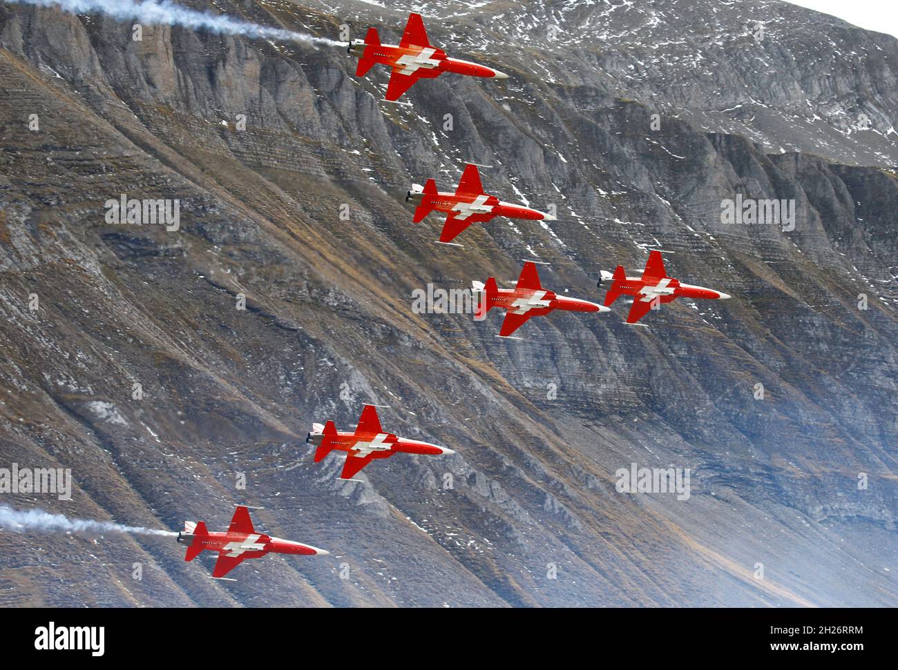 Piloten der Patrouille Suisse treten in ihren Northrop F-5E Tiger II  Kampfflugzeugen während einer Flugdemonstration der Schweizer Luftwaffe  über der Axalp im Berner Oberland, Schweiz, am 20. Oktober 2021 auf.  REUTERS/Arnd Wiegmann