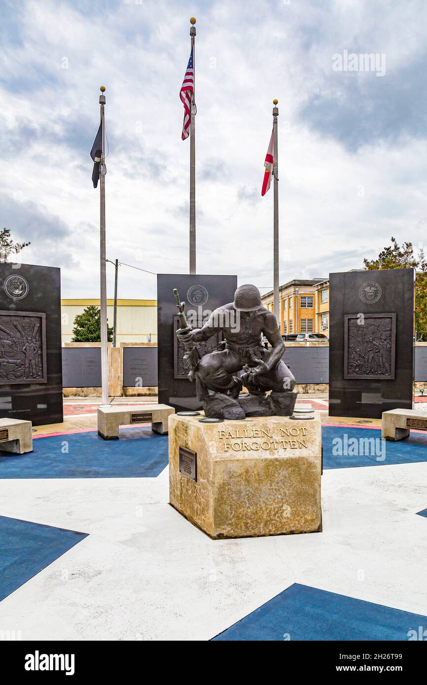 Gefallene, nicht vergessene Statue auf der Santa Rosa County Veterans Memorial Plaza in der Innenstadt von Milton, Florida Stockfoto