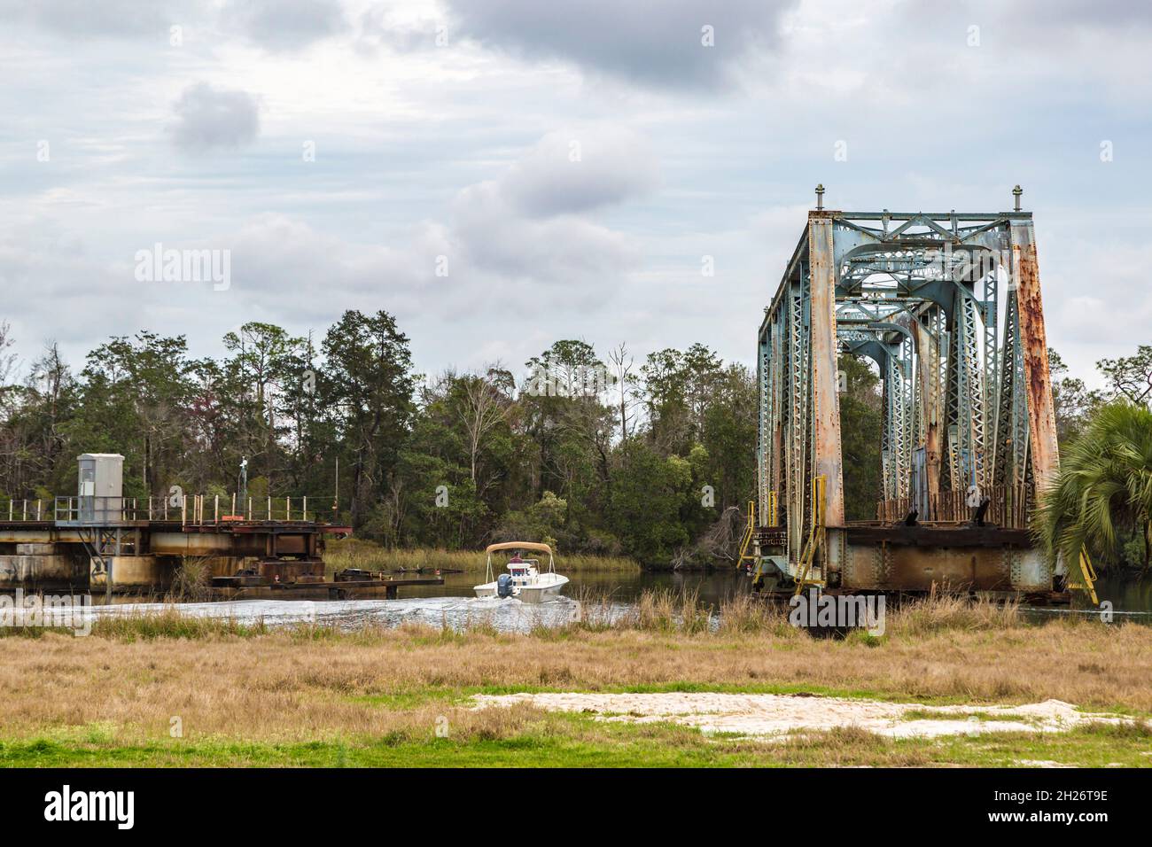 Alte CSX-Eisenbahn durch die Truss-Swing-Brücke über den Blackwater River in Milton, Florida Stockfoto