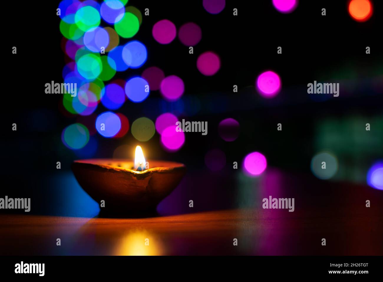 Die Erde erhellte sich am Abend während des diwali-Festivals vor der Haustür. Farbenfroher heller Bokeh-Hintergrund. Selektiver Fokus und mit Kopierbereich verwendet. Stockfoto