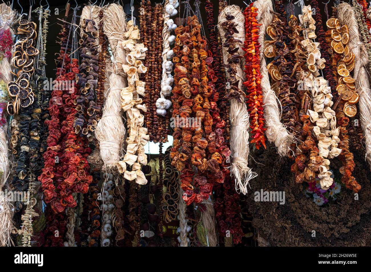 Getrocknetes Gemüse, Gewürze, die zum Kochen an die Saiten gehängt wurden, werden in der Evripidou Street verkauft Stockfoto