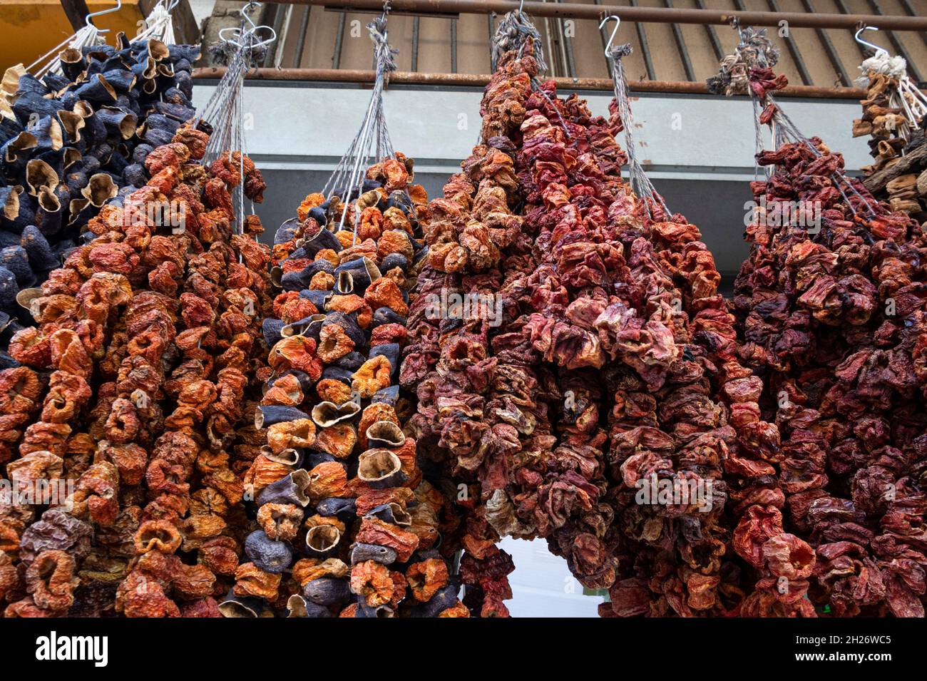 Getrocknetes Gemüse, Gewürze, die zum Kochen an die Saiten gehängt wurden, werden in der Evripidou Street verkauft Stockfoto