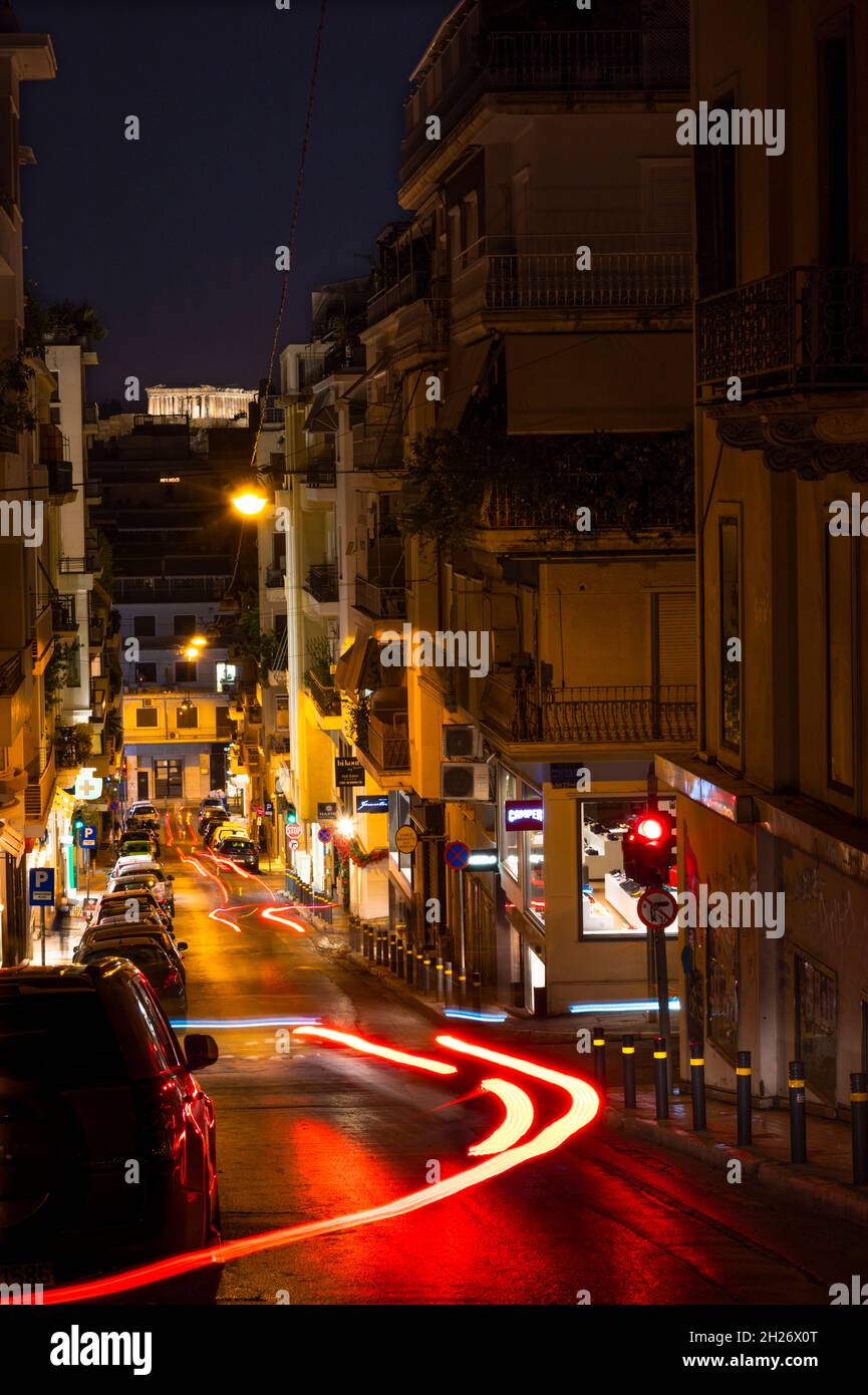 Die Akropolis bei Nacht, wenn man sie durch eine athenische Straße betrachtet Stockfoto