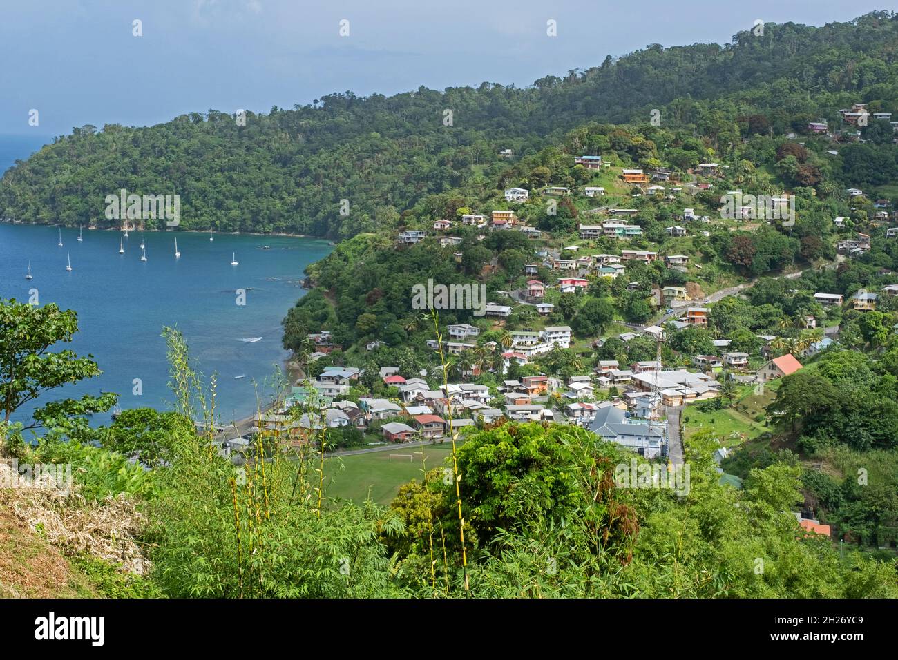 Blick über Charlotteville auf die man O war Bay auf der Insel Tobago, Trinidad & Tobago in der Karibik. Stockfoto