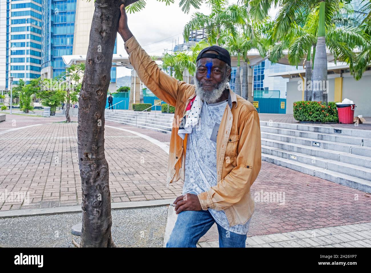 Ein lokaler Schwarzer posiert auf dem Boulevard an der Internationalen Hafenpromenade in Port of Spain, der Hauptstadt von Trinidad und Tobago in der Karibik Stockfoto