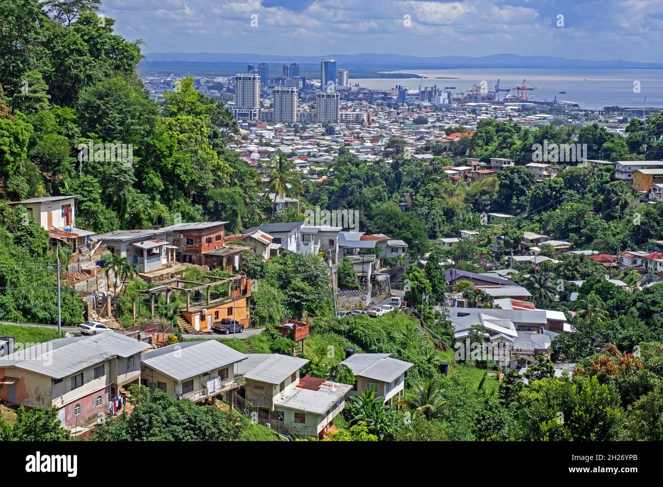 Luftaufnahme über Vororte und Hafen von Spanien, Hauptstadt von Trinidad und Tobago in der Karibik Stockfoto