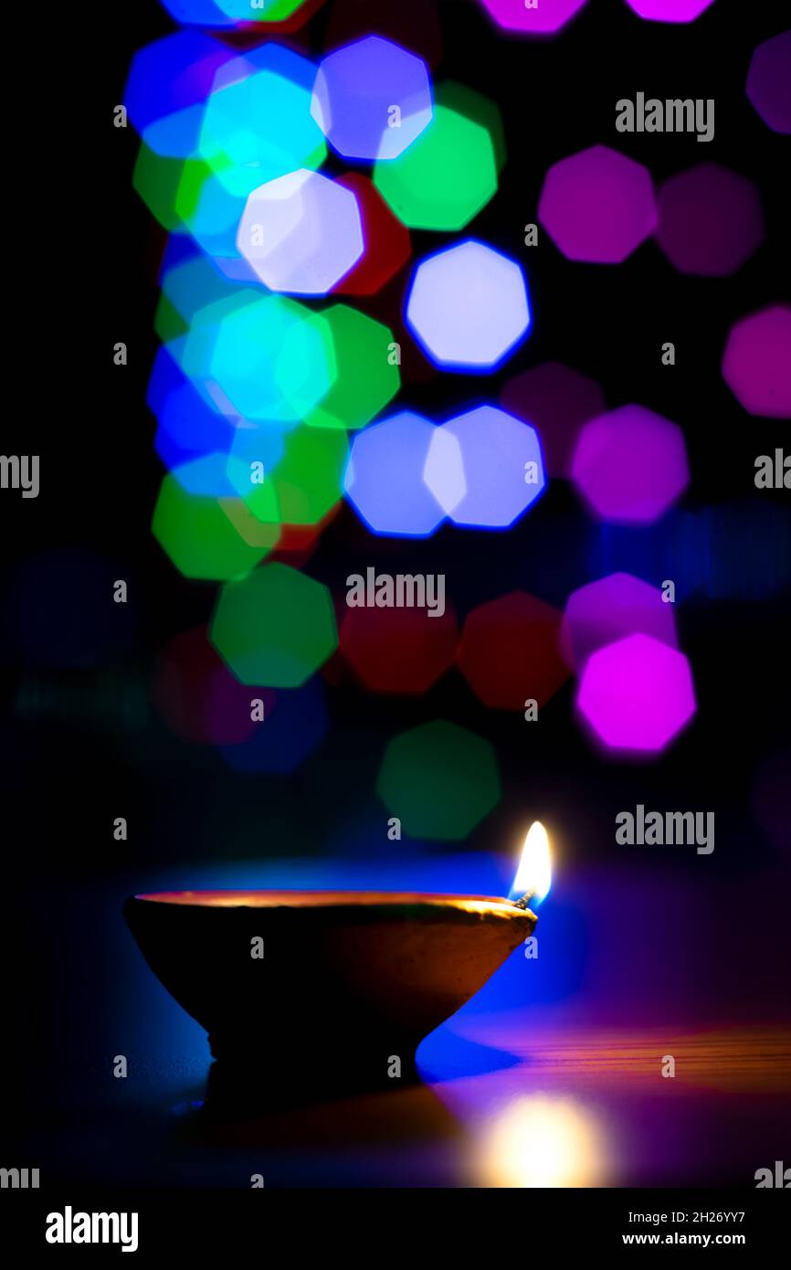 Diya erhellte während des diwali-Festivals der hinduistischen Religion in Indien. Farbenfroher heller Bokeh-Hintergrund. Selektiver Fokus verwendet. Stockfoto