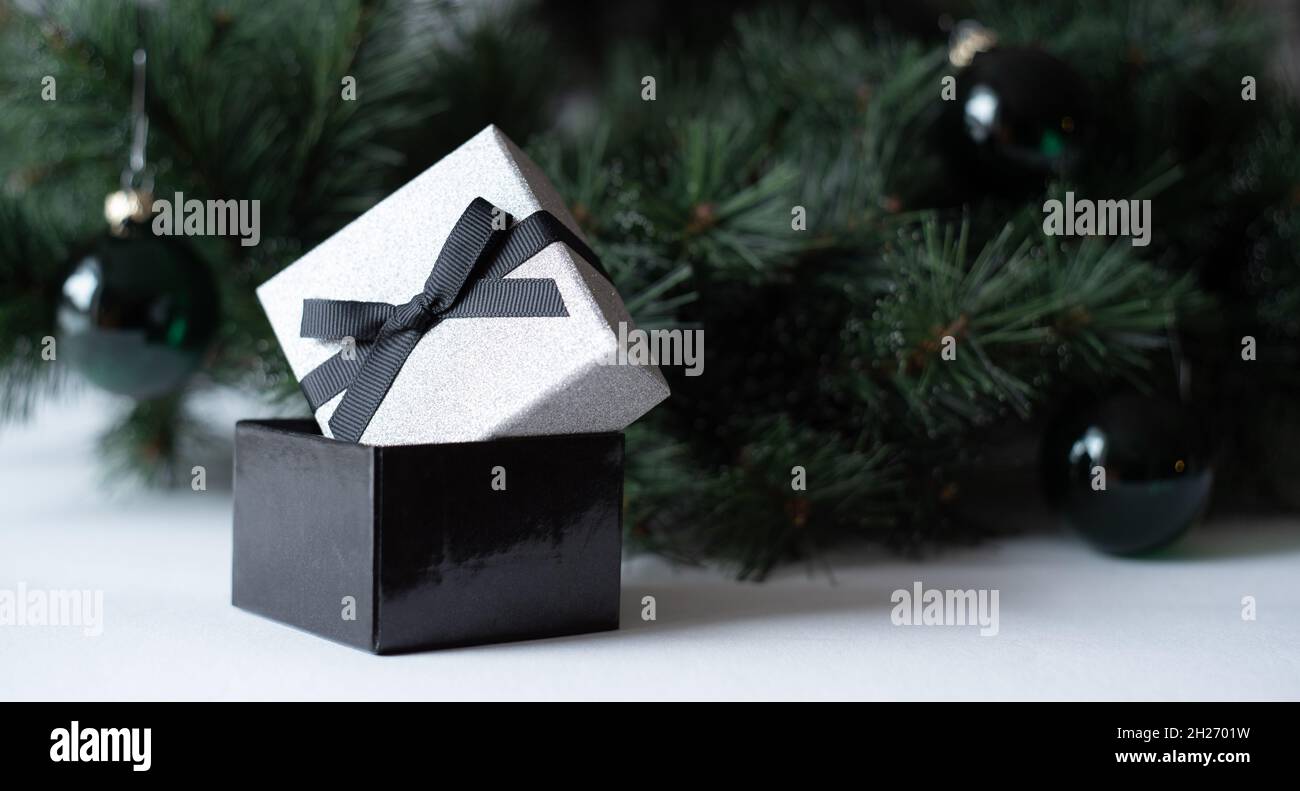 Weihnachtsdekoration Geschenkbox mit schwarzer Schleife. Stockfoto