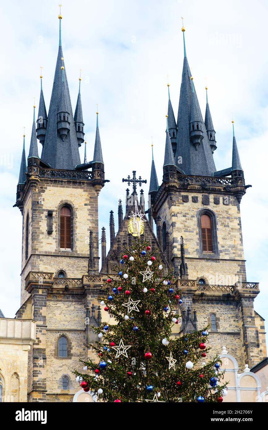 Weihnachtsbaum mit bunten Bällen in der Prager Altstadt auf dem Hintergrund der Kirche der Gottesmutter vor Tyn. Vorbereitung auf Weihnachten Stockfoto
