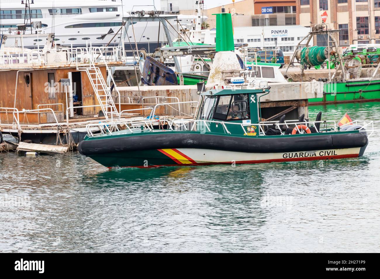 Barcelona, Spanien - 24. September 2021:Hochgeschwindigkeitsboot der Guardia Civil patrouilliert den Hafen. Staatliche Sicherheitskräfte und -Organe Stockfoto