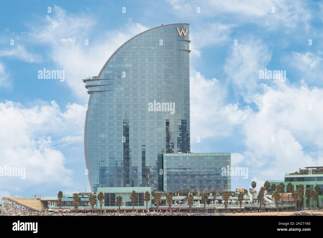 Barcelona, Spanien - 24. September 2021: Das W Barcelona Hotel, auch bekannt als Hotel Vela, ist ein 98.8 m hohes Gebäude, das vom spanischen Architekten Ri entworfen wurde Stockfoto