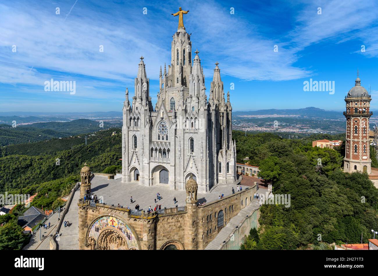 Tempel des Heiligen Herzens Jesu - Panorama-Luftaufnahme des Tempels des Heiligen Herzens Jesu auf dem Gipfel des Berges Tibidabo, Barcelona, Spanien. Stockfoto