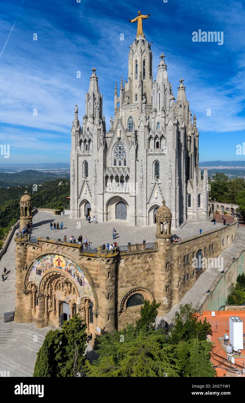 Tempel des Heiligen Herzens Jesu - Vertikale Nahaufnahme, Vollansicht des Tempels des Heiligen Herzens Jesu auf dem Gipfel des Berges Tibidabo, Barcelona, Spanien. Stockfoto