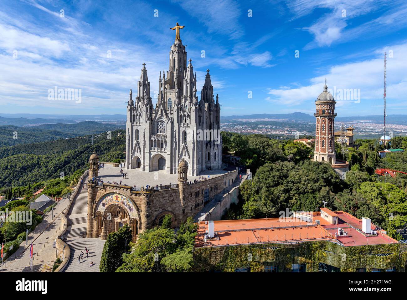 Tempel des Heiligen Herzens Jesu - Panorama-Luftaufnahme des Tempels des Heiligen Herzens Jesu auf dem Gipfel des Berges Tibidabo, Barcelona, Spanien. Stockfoto
