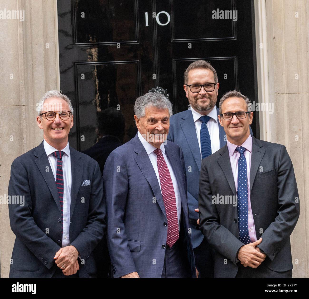 London, Großbritannien. Oktober 2021. David Dein MBE (Mitte) Internationaler Botschafter für den Fußballverband, in Downing Street London UK Kredit: Ian Davidson/Alamy Live News Stockfoto