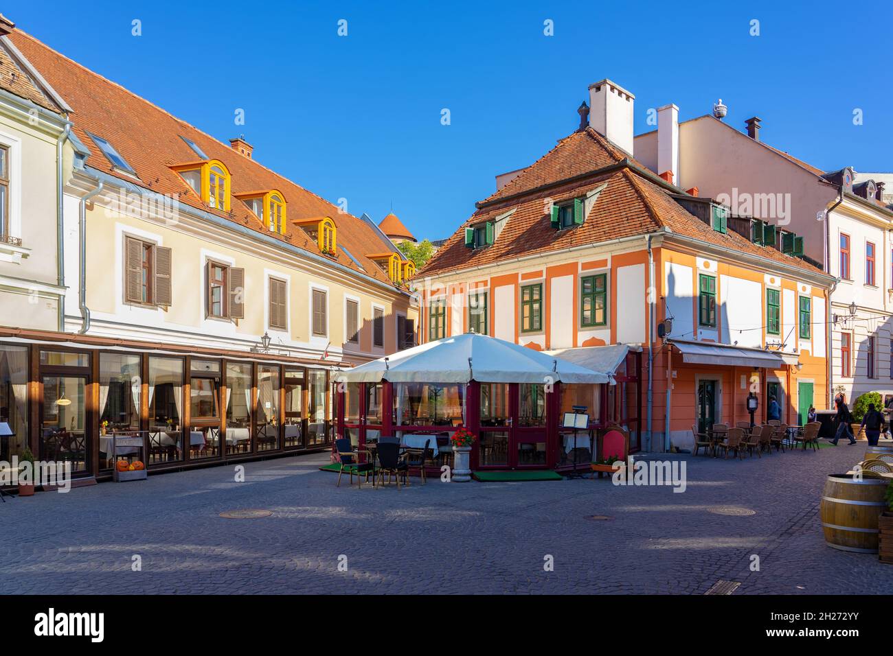 Farbenfroher Dobo-Platz mit Restauranttischen in Eger Ungarn Stockfoto