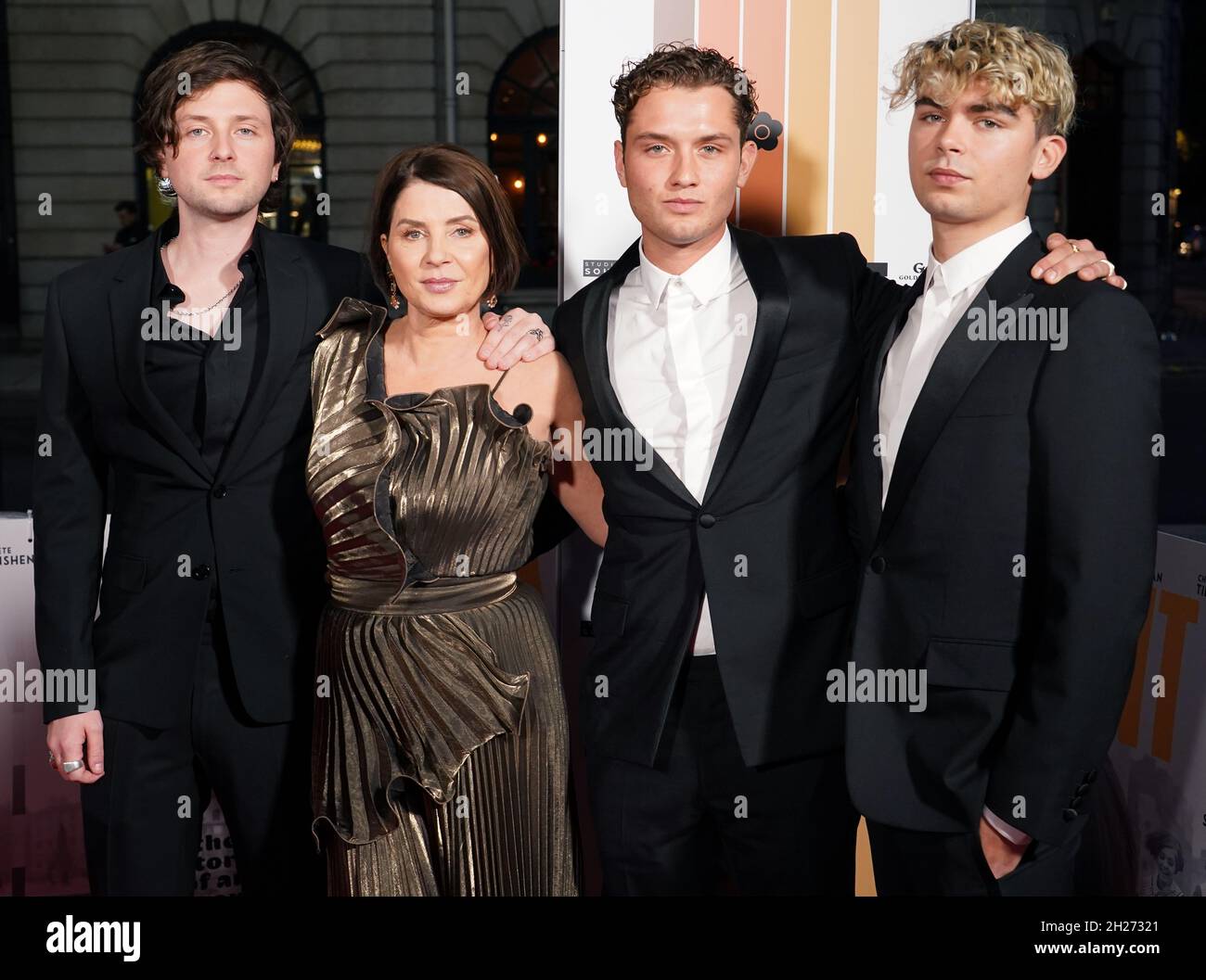 Finlay Munro Kemp, Sadie Frost, Rafferty Law und Rudy Law nehmen an einer Sondervorführung des Dokumentarfilms Quant unter der Regie von Sadie Frost im Everyman Chelsea in London Teil. Bilddatum: Mittwoch, 20. Oktober 2021. Stockfoto