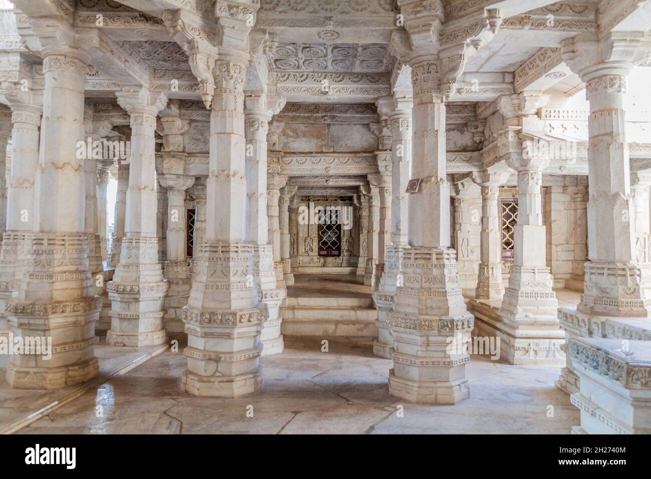 Geschnitzte Marmordekorationen von Jain Tempel in Ranakpur, Rajasthan Staat, Indien Stockfoto