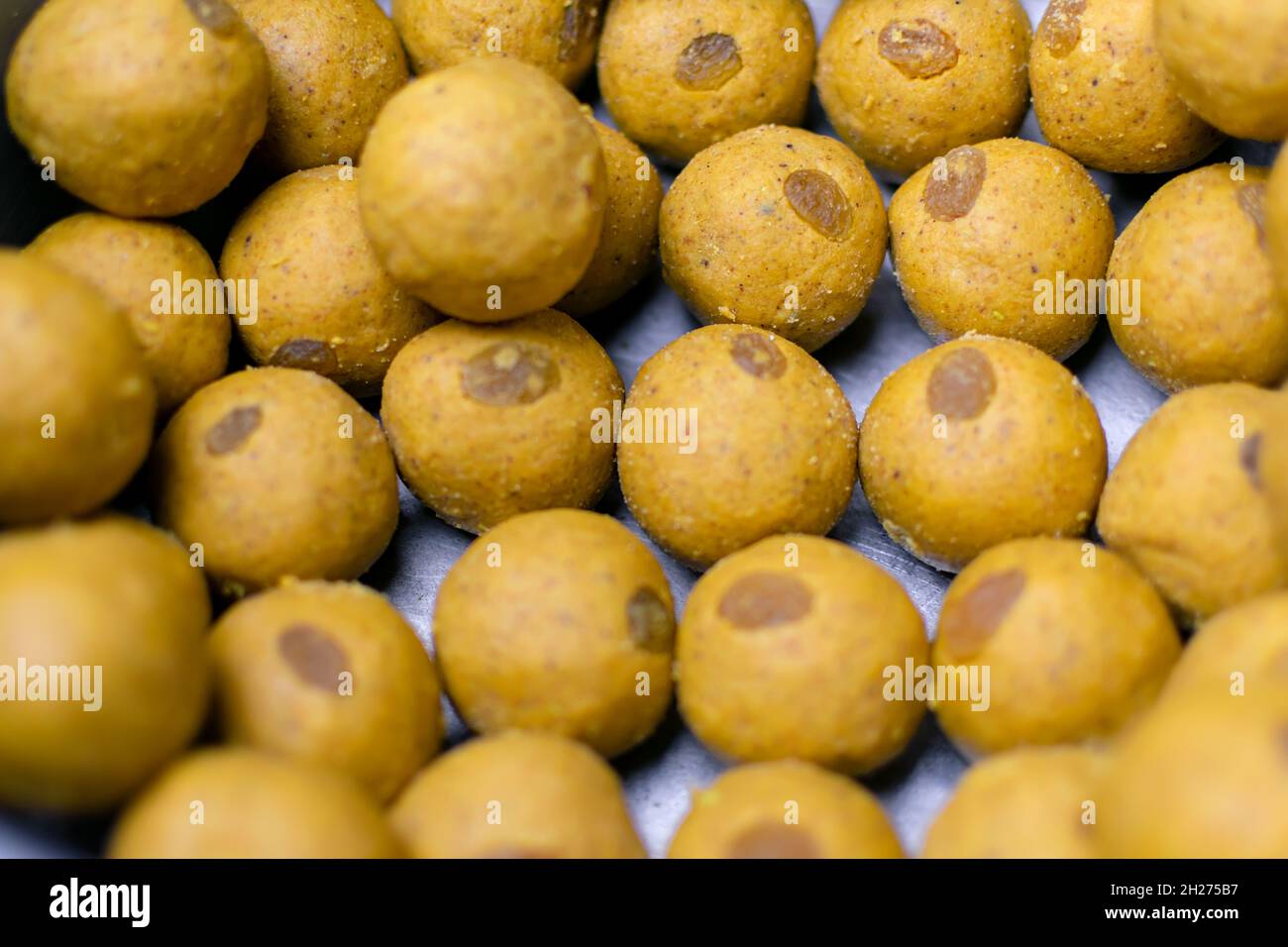 Besan ladoo während des diwali-Lichterfestes in Indien, das aus dem Rösten von Grammmehl, Zucker und Ghee mit Kardamom hergestellt wurde. Selektiver Fokus verwendet. Stockfoto