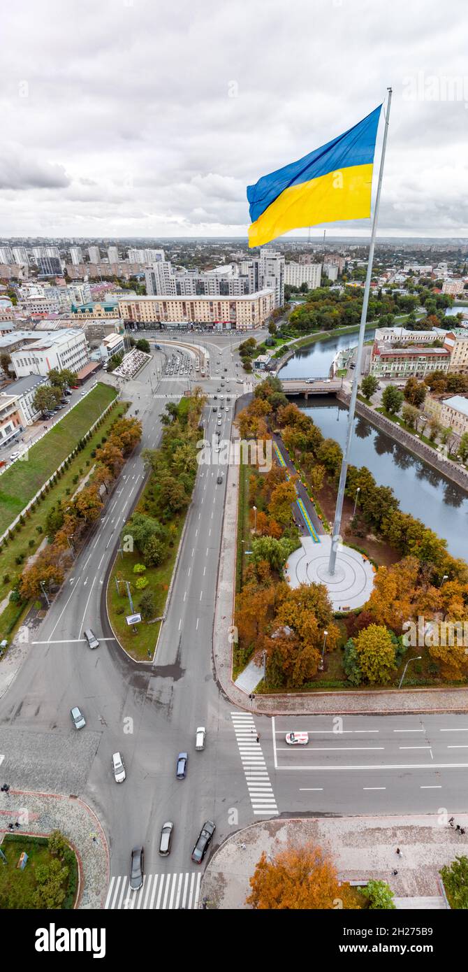 Höchster Fahnenmast mit der Flagge der Ukraine in Europa, Herbst bunte Stadt Luftbild vertikale Ansicht auf Sobornyi Abstieg Kreuzung in der Nähe des Flusses Lopan Damm, Stockfoto