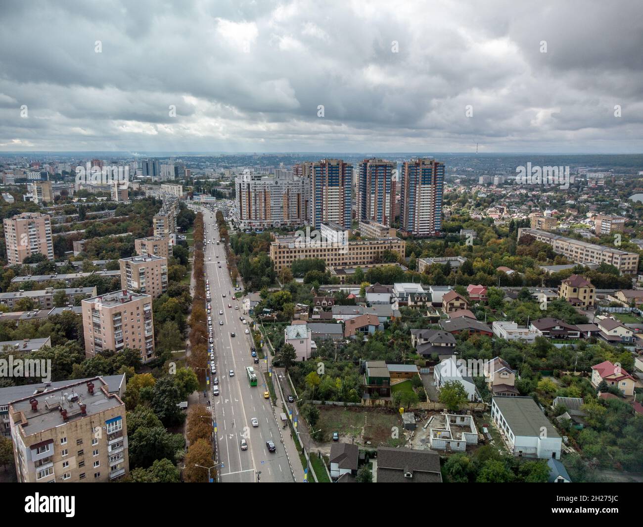 Stadtbild-Luftbild mit dramatischen Wolken. Charkiw Stadt Pavlovo Pole Bezirk, Blick auf Nauky Ave mit mehrstöckigen modernen hohen Wohngebäuden Stockfoto