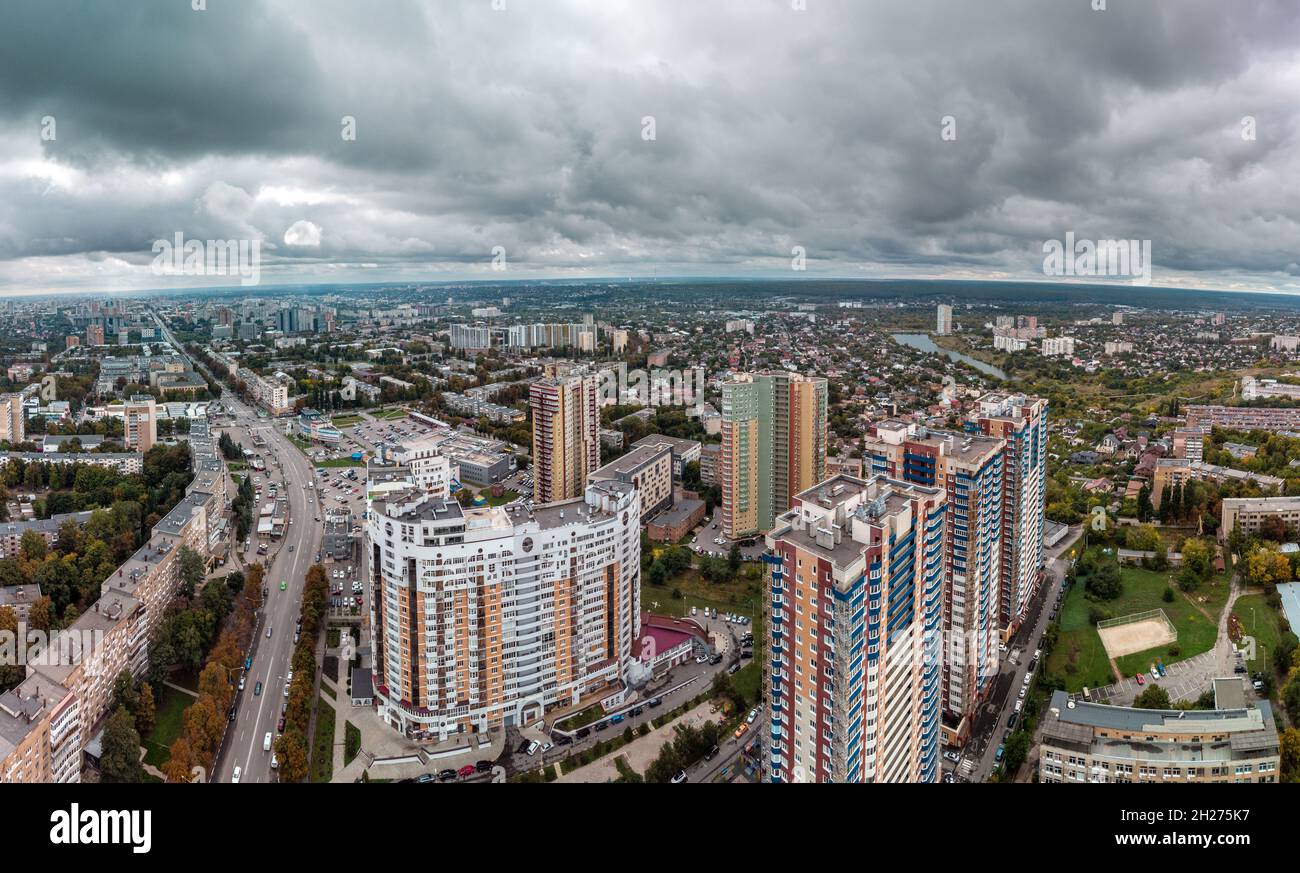 Mehrstöckige moderne hohe Gebäude, Blick auf die Stadt. Charkiw Stadt Pavlovo Pole Bezirk Panorama, Nauky Ave mit epischen dunklen Wolken Stockfoto