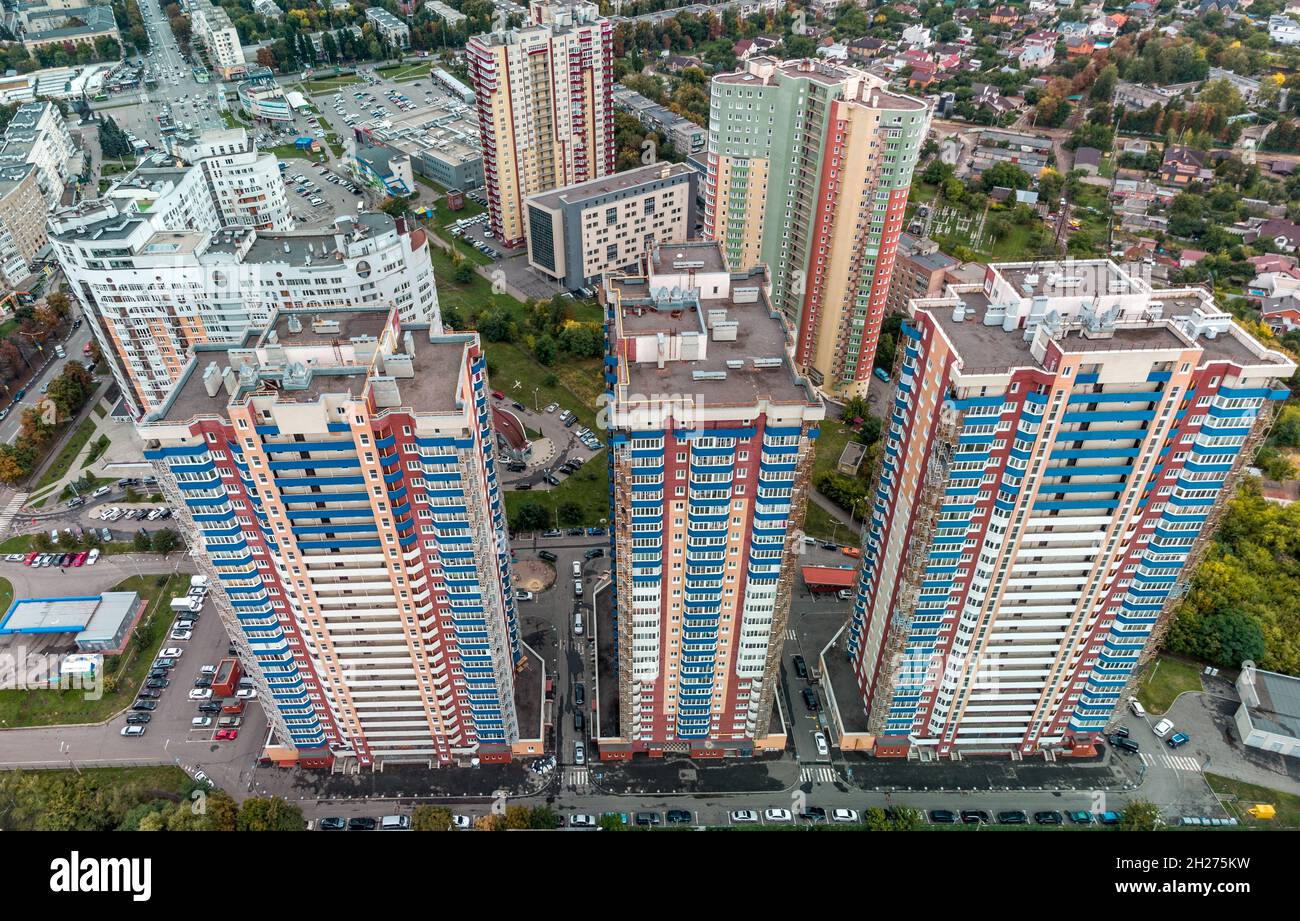 Mehrstöckige, moderne Wohngebäude mit Blick auf die Stadt. Charkiw Stadt Pavlovo Pole Bezirk auf Nauky Ave Stockfoto